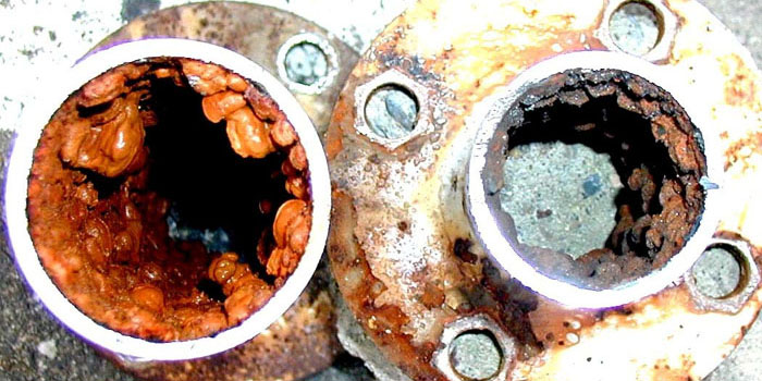 配管内の全錆中の黒錆量増加を確認(抜管調査) 『NMRパイプテクター』未設置(左)と設置後(右)11ヶ月の腐食状況比較の写真