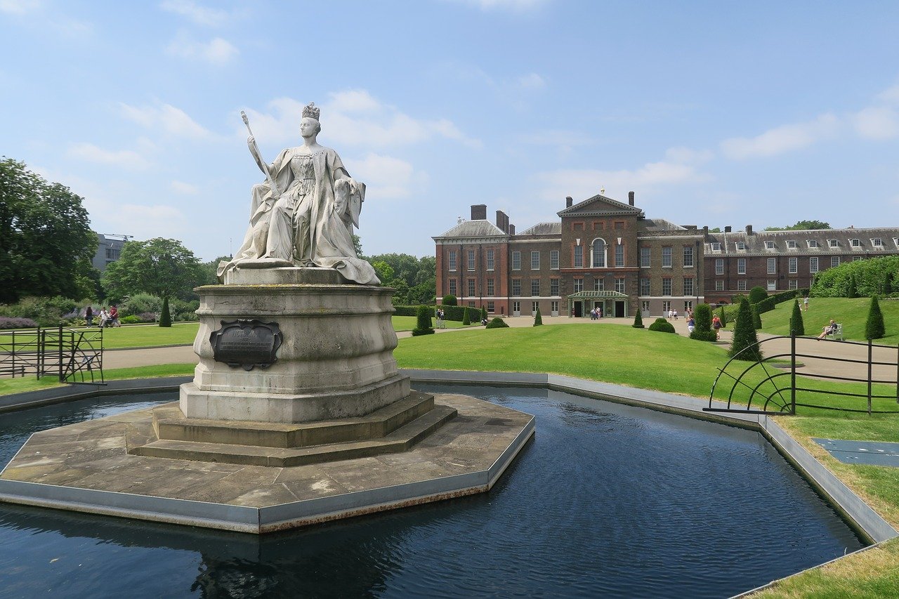 ヴィクトリア女王の肖像があるケンジントン宮殿も近い「ロイヤルガーデンホテル」
